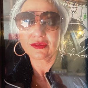 Meet your Posher, Alma